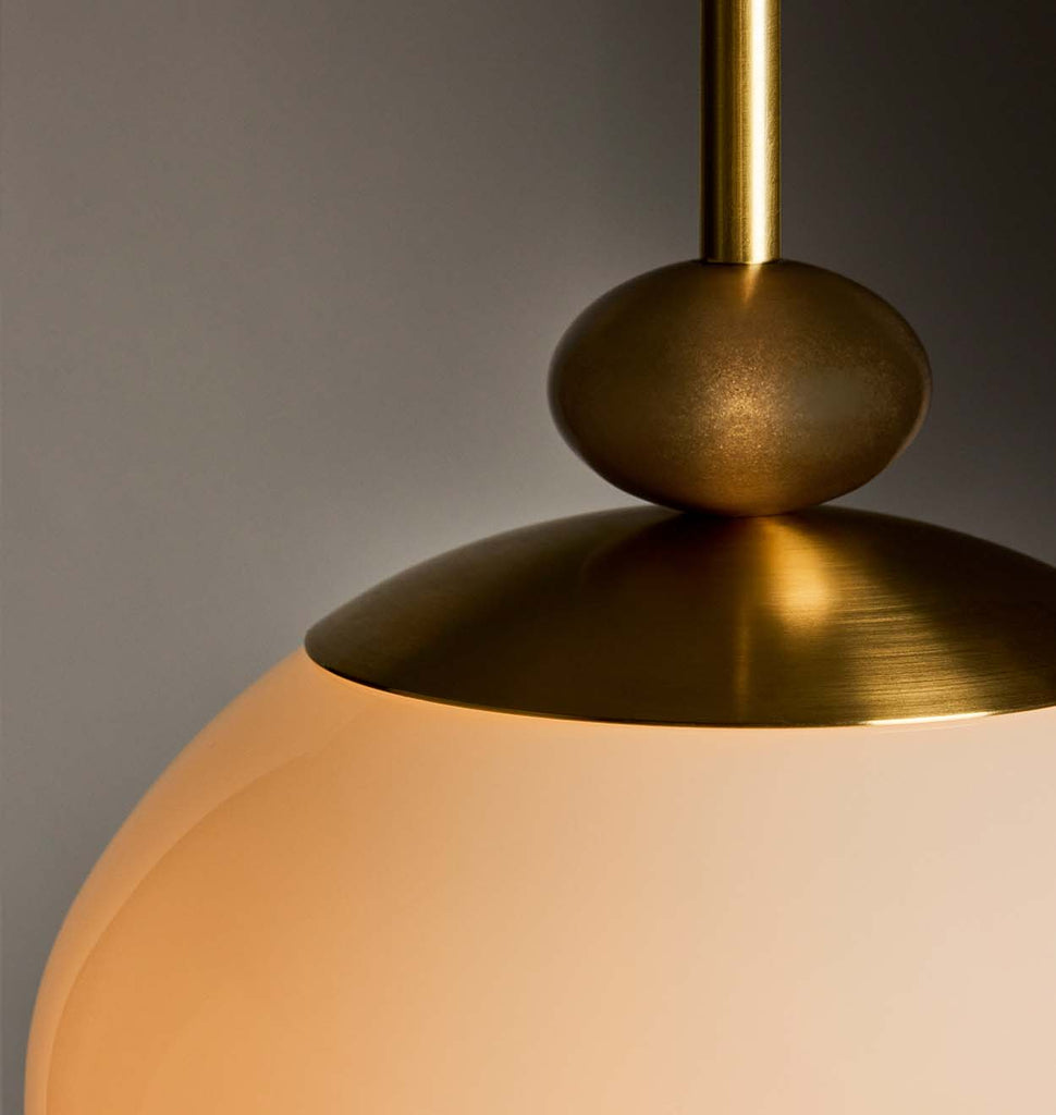 The Roll & Hill Pendant 03 - Detail (Opal/Smooth - Brass)